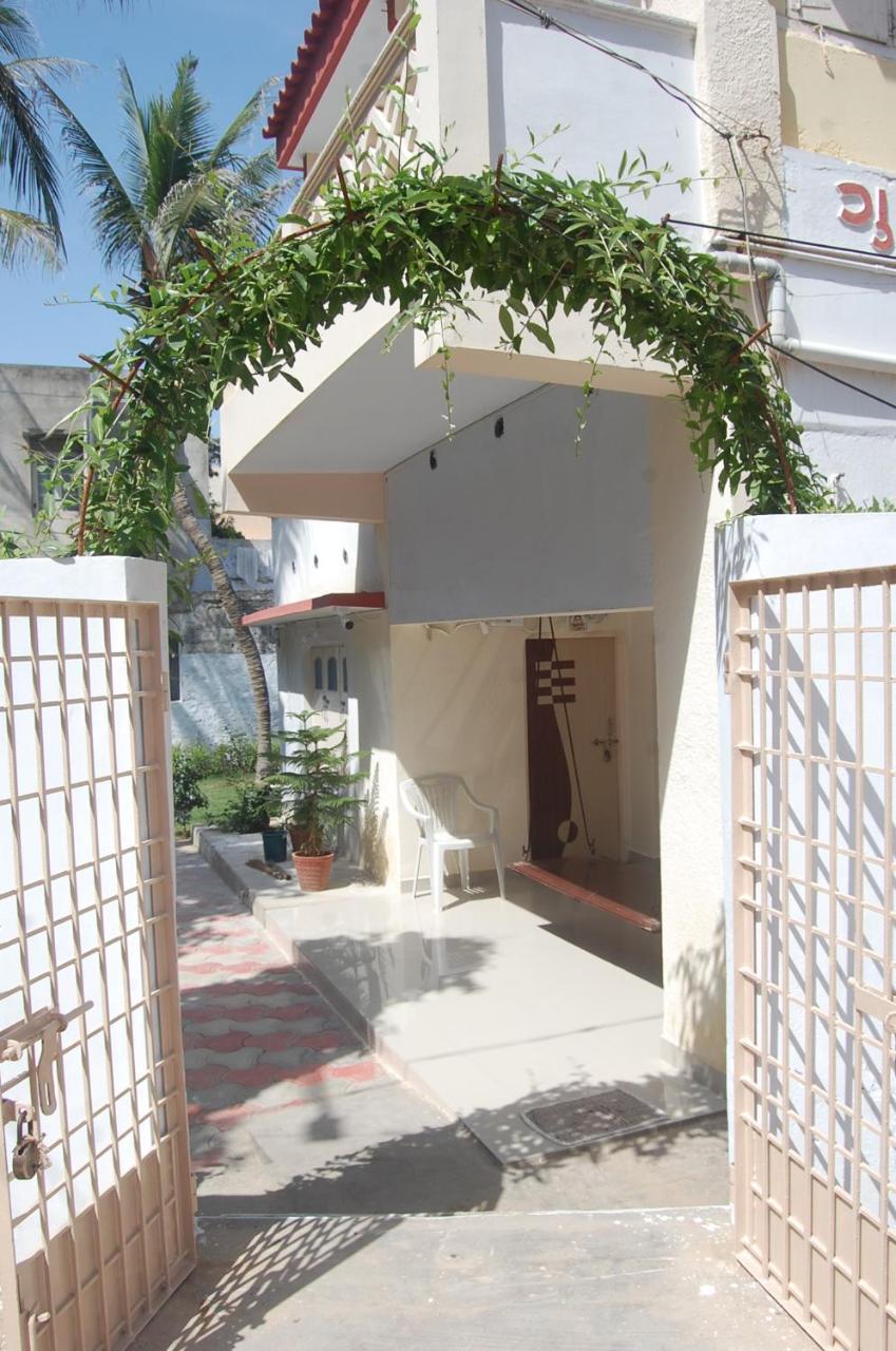 Gurukrupa Bunglow Bed & Breakfast Dwarka  Exterior photo