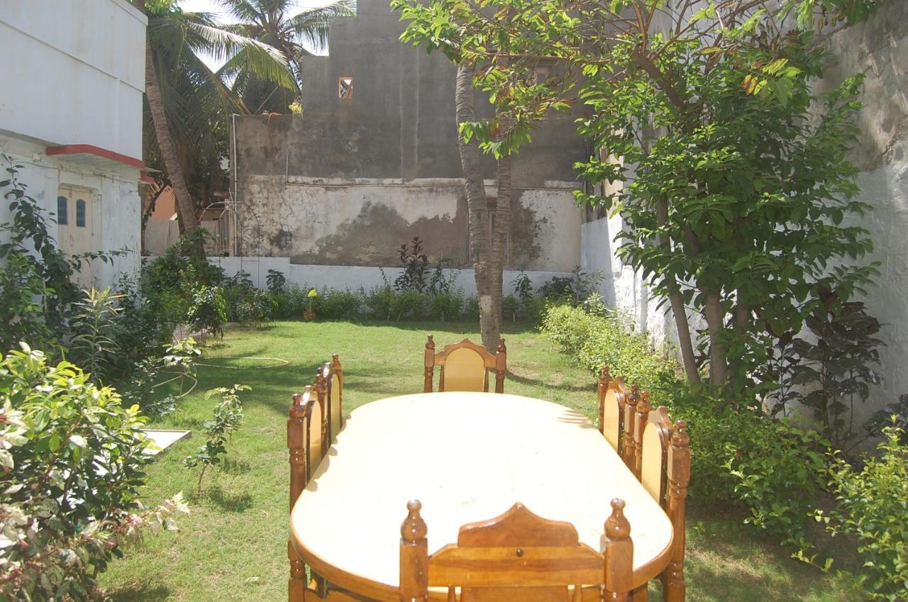 Gurukrupa Bunglow Bed & Breakfast Dwarka  Exterior photo